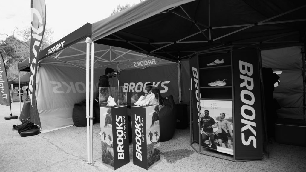 BEExBROOKS_Stand_01